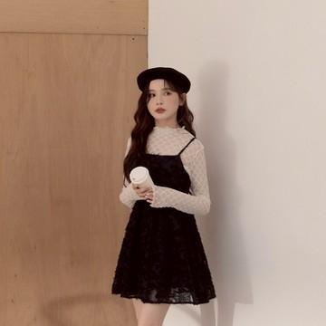 QUEENSHOP_ S 女裝 羽毛緹花後鏤空綁帶短洋裝 兩色售 現+預 【01086979】