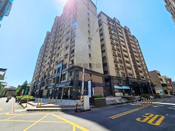 寶山街旁超美三角窗店面~超大面寬~1樓+4車｜桃園市桃園區民富十一街