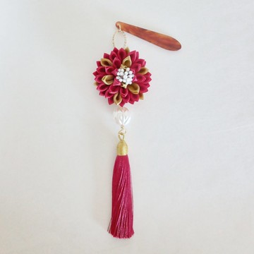 牡丹紋樣腰帶飾品，附流蘇，紅色，つまみ細工（Tsumami-zaiku）工藝，附根付（néng zhù）