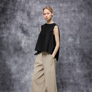 | 紋理行進 |靜構層次剪裁無袖上衣・不張揚的高級感