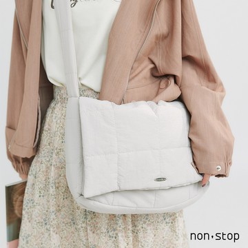 non-stop 絎縫扭結雲朵側背包-1色