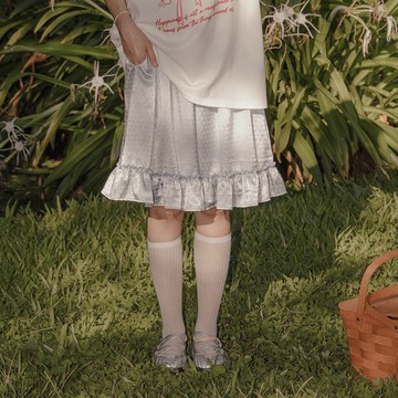 QUEENSHOP_S 女裝 GINNY聯名 植絨點點荷葉緞面五分裙-藍 現+預 【03010965】