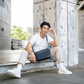 【免費贈送送禮提袋】艾克瑟爾 橫式斜背包-藍色/VA138M002NY