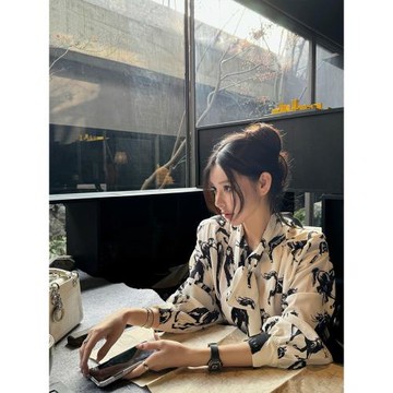 港風復古黑白印花飄帶襯衫女秋季新款寬松顯瘦氛圍感滿印長袖襯衣