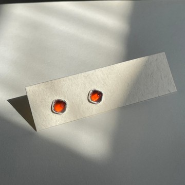 天然寶石純銀耳環・石榴石・手工包鑲・花蓮金工品牌