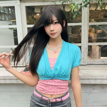 7845 人重複選購🧡辣妹顯身材氣質上衣春夏新款歐美風女性感V領百搭縮褶鈕釦超短款8ACS