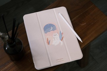 淡奶茶色 美貓女厭世貓 防摔皮革IPAD保護套 三折款 附筆槽位