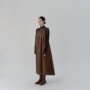 QUEENSHOP_F 微光澤細褶傘襬造型長洋裝-咖 現+預 【01087155】