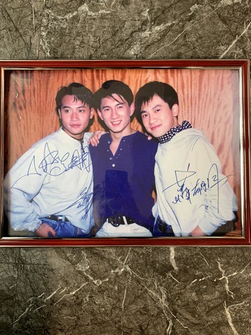 『開心樂購』小虎隊 蘇有朋吳奇隆陳志朋  親筆簽名海報炤媥  簽名都是本人自己收藏 都是老一代人收藏保存到現在的 簽名保