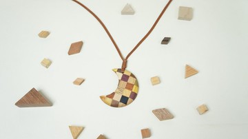 鑲嵌木藝的彎月墜飾