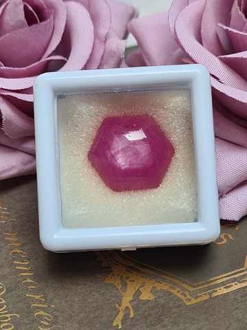 天然六角形紅寶石重量 22.30 克拉