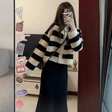 💕甜心大尺碼💕大尺碼小香風條紋短款毛衣外套女秋季胖mm休閑高級慵懶針織開衫上衣
