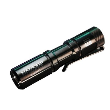 Manker E05 II 鈦 DLC【電筒王聯名款】1300流明 148米 高亮遠射EDC手電筒 背夾 尾按開關 氚管糟