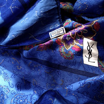 Yves Saint Laurent 真絲絲巾，43 x 43 英吋，100% 真絲，禮品