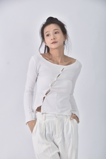 (S) 【安于晴Charlene私服】質感修身短版棉質白色長袖上衣