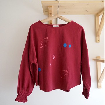 扭扭貓 / 小狗 酒紅印花皺皺袖舒服上衣