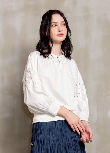 *自由浪漫蕾絲拼接袖柔棉上衣