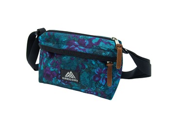 【【蘋果戶外】】GREGORY 125408-0457 迷幻藍花 Envelope Shoulder 1L 日系斜肩背包 休閒背包 日本潮包 都市旅遊 運動 爬山
