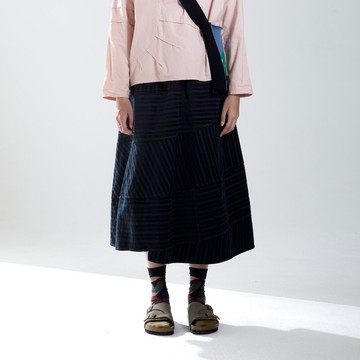 螺旋斜剪裁條紋休閒裙