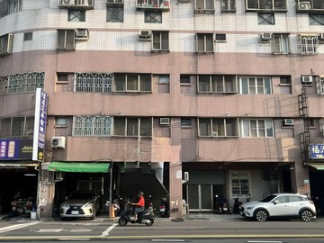『大降價！單坪不到20萬』鳳山車站臨大路店面+車位｜高雄市鳳山區博愛路