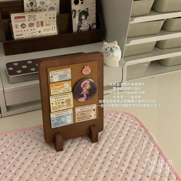 🔥臺灣出貨 迷你復古木質桌面展示架軟木板吧唧收納架迷你徽章立牌小卡固定架