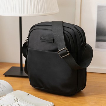 【金安德森】Blithe 拉鍊側背包-自信黑