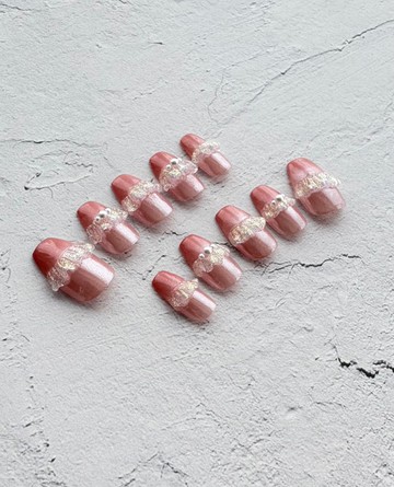 溫柔可人的粉色荷葉邊鏡面美甲