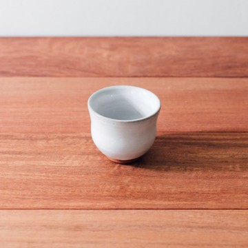 亮白釉小茶杯