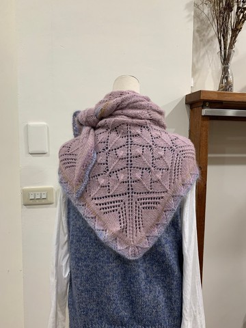 純手工編織。氣質粉葉披肩。。柔粉色雙線編織。實用、質感