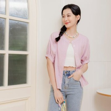 OB嚴選中大尺碼-微寬版格紋圓領泡泡袖開襟襯衫上衣《AB19344》