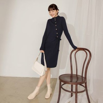 OB嚴選-彈力針織高領不對稱排釦洋裝《MF0001-》