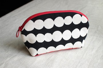 立體萬用拉鍊包 化妝包 / 復古點點