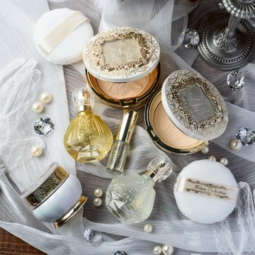 【Kanebo】米蘭蜜粉餅組(附厚粉撲)1餅1蕊｜毛孔柔焦遮瑕｜定妝不脫妝｜天野喜孝聯名｜天使蜜粉餅｜經典限量｜生日快樂｜Milano Collection