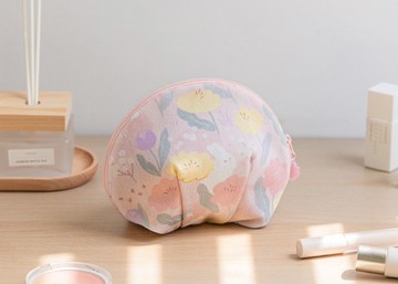 【花兔踏春-蓬蓬化妝包】 大容量 / 收納包