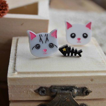 灰色條紋貓+魚骨頭/抗過敏鋼針/可改夾式/壓克力材質