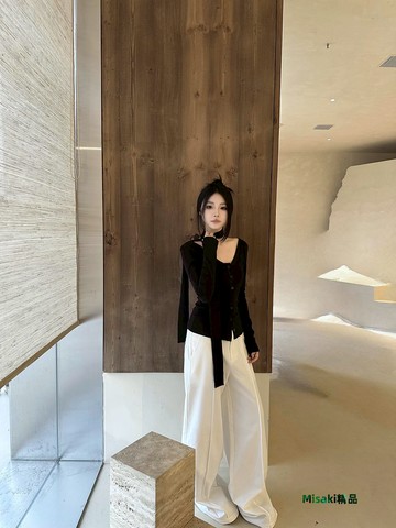 Femedu 慵懶極簡風V領圍巾打底衫百搭修身顯瘦排扣長袖T恤上衣女-Misaki精品