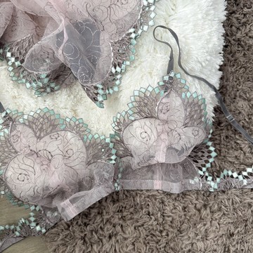 煙灰色刺繡蕾絲搭配薄荷綠滾邊套組（內衣 + 內褲）