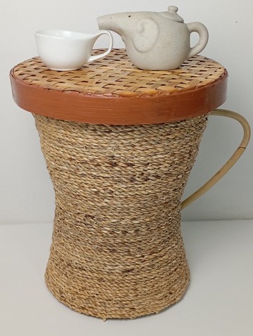 藤製咖啡桌，配有藤製桌面和咖啡杯