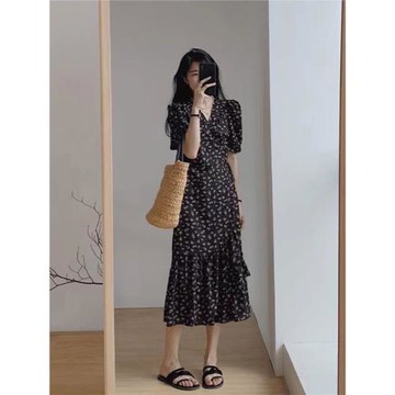 冷淡系高級感收腰顯瘦碎花裙2026年夏季泡泡袖桔梗洋氣甜美連衣裙