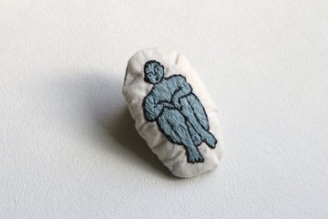 藍色憂鬱男子 刺繡別針