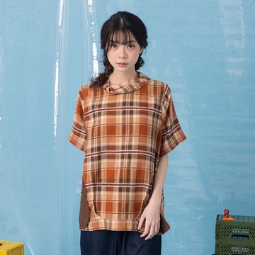 【MOSS CLUB】日本素材格紋植絨拼接扭轉領短袖上衣 藍 卡 桔