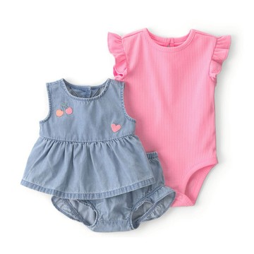 【Carter’s】櫻桃粉牛仔 3件組套裝(上衣/包屁衣/尿布褲) | 官方授權 包屁衣 三件組 週歲生日禮首選