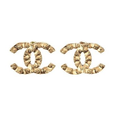 CHANEL 經典復古槌目壓紋雙C LOGO針式耳環(金色)