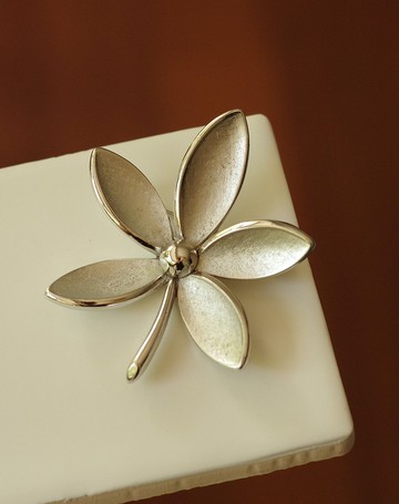 古董皇冠Trifari銀色 花 線條 別針胸針 大衣 1960年 b70