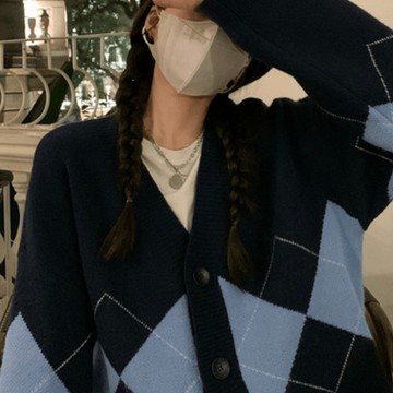 9th street 英倫菱格針織開衫｜慵懶V領中長版毛衣外套 針織面料柔軟保暖，秋冬穿出高級氣質感