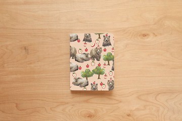 Grizzly eating Apple 小筆記本