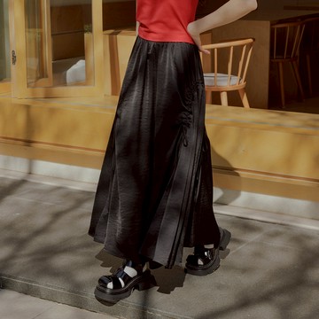 QUEENSHOP_ S 女裝 側弧型抽皺綁帶微光澤長裙 兩色售 現+預 【03021574】