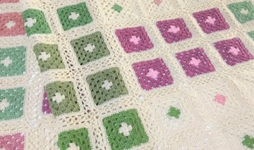 奶奶花紋（Granny Square）膝上毯・粉紅×綠