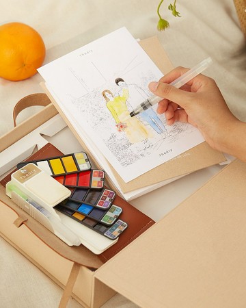 Theory Paint 訂製肖像著色本禮盒組，附隨身水彩與畫筆。