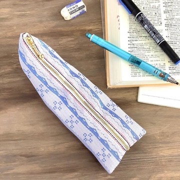 【琉球藍染圖案】榻榻米布邊 金字塔造型 筆袋 淺藍色 白色 沖繩 沖繩織紋 幸運物